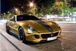 Massivgoldener Ferrari